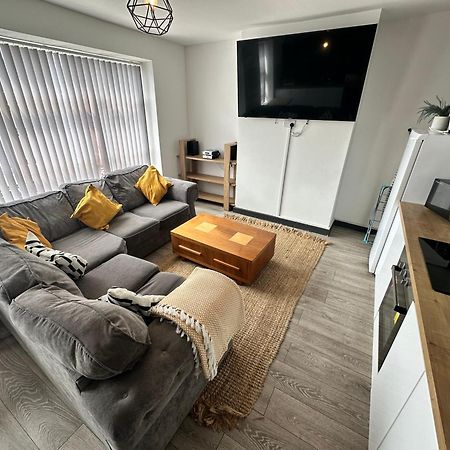 Town Center Willow Apartment - Sleeps Up To 10 - Dogs Welcome - 2 Minutes From Train Station Блекпул Екстер'єр фото