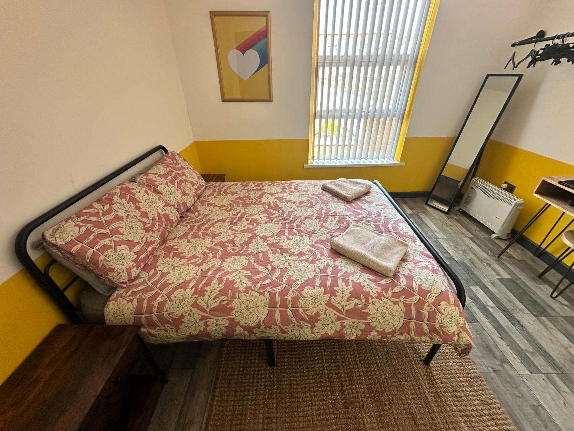 Town Center Willow Apartment - Sleeps Up To 10 - Dogs Welcome - 2 Minutes From Train Station Блекпул Екстер'єр фото